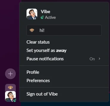 Скриншот: список участников чата в Slack, рядом с именем пользователя отображается свой эмодзи в статусе